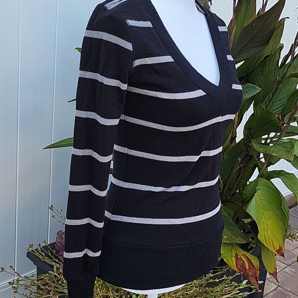 V NECK SWEATER - Picture 6 of 9